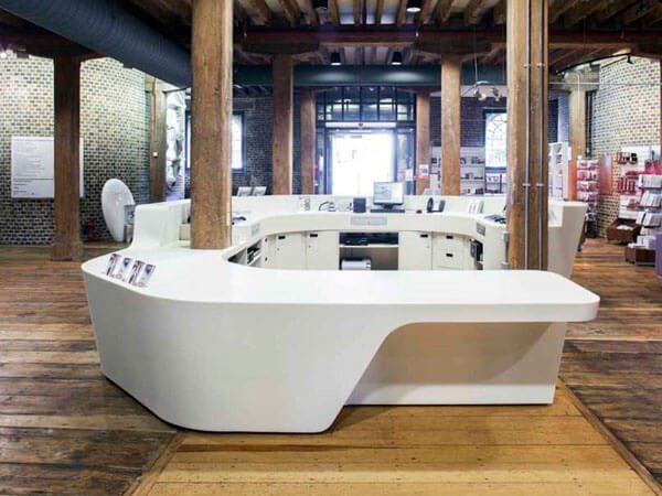 Quầy lễ tân đá nhân tạo lựa chọn kiểu dáng lựa chọn theo ý muốn phù hợp với diện tích đem lại thẩm mỹ cho không gian.